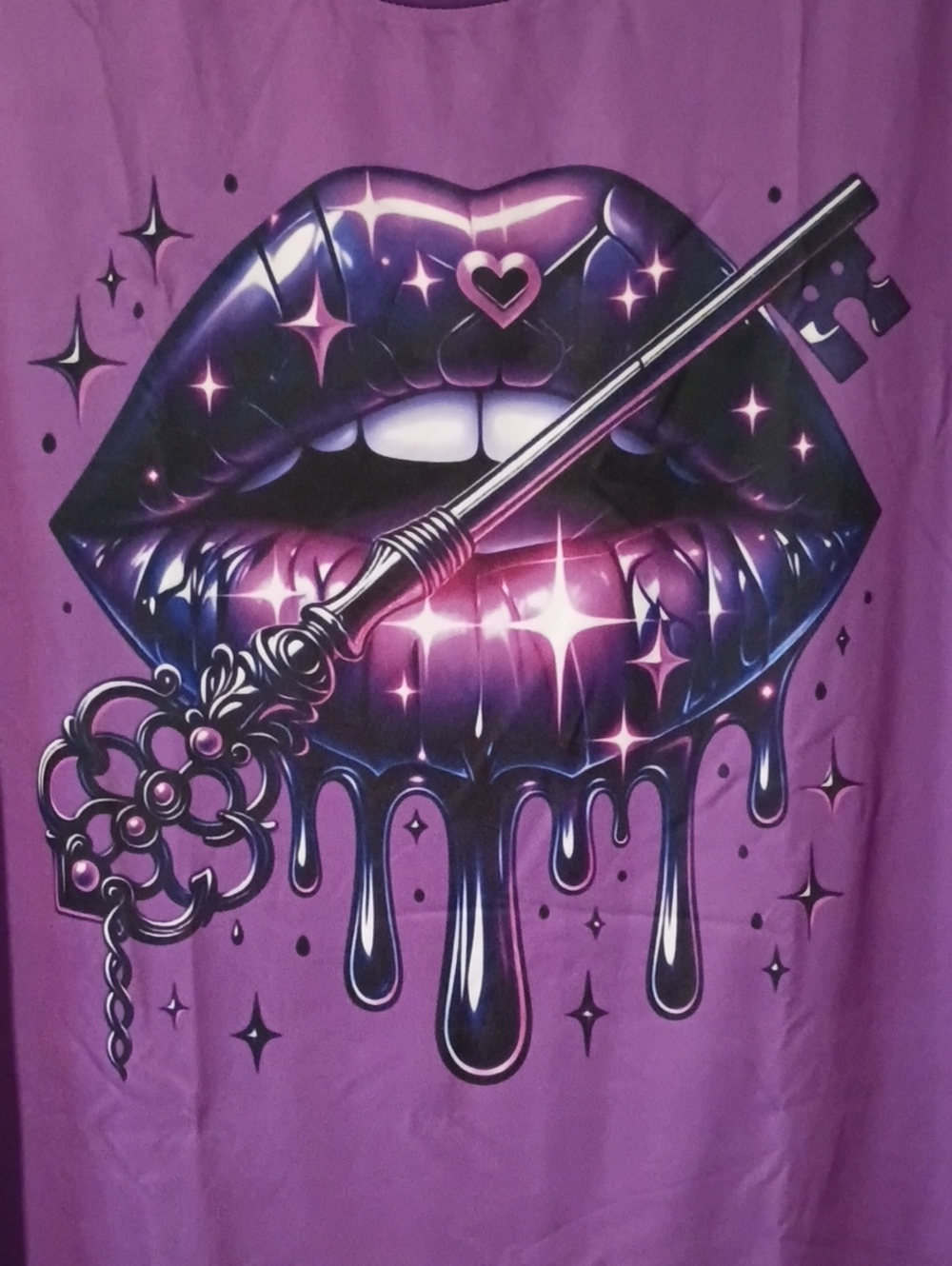Purple Graphic Tee with Key-and-Lips With Earrings New - Picture 3 of 7